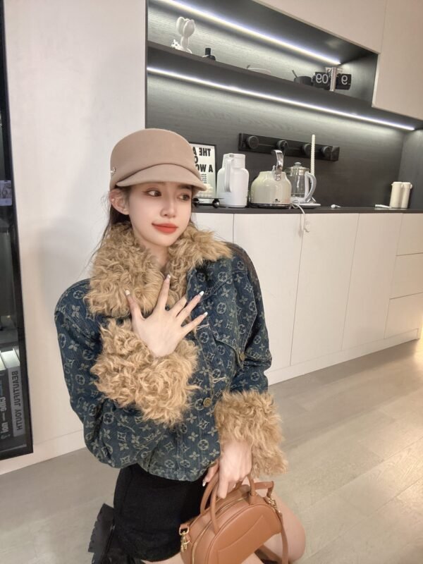 LV women's top（A7JZ061244）