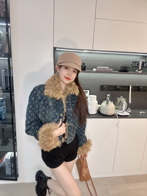 LV women's top（A7JZ061244）