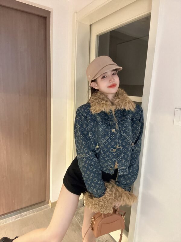 LV women's top（A7JZ061244）