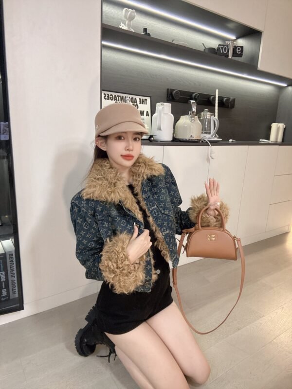 LV women's top（A7JZ061244）