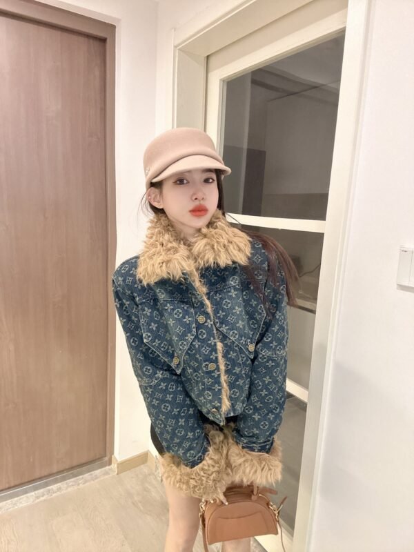 LV women's top（A7JZ061244）
