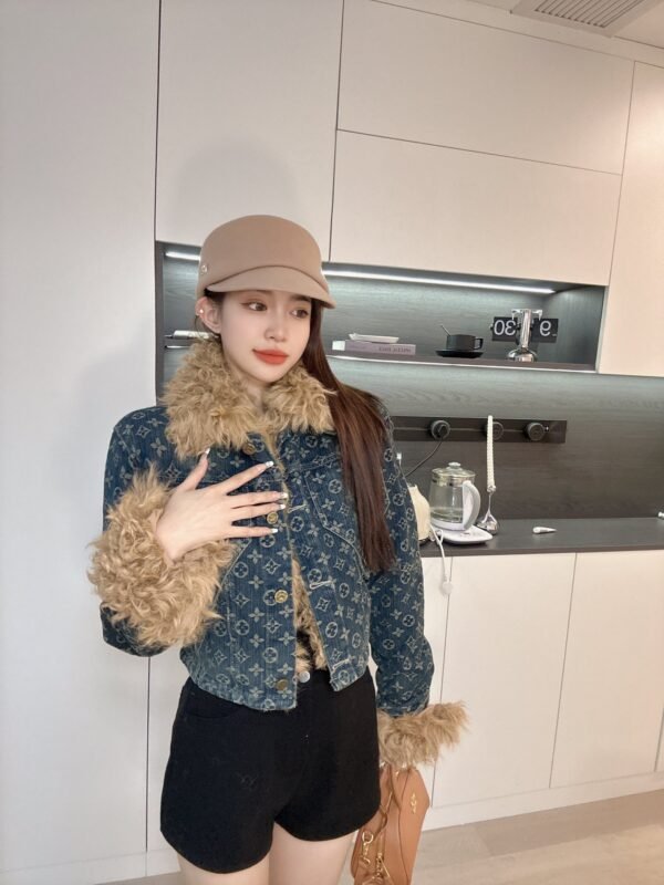 LV women's top（A7JZ061244）